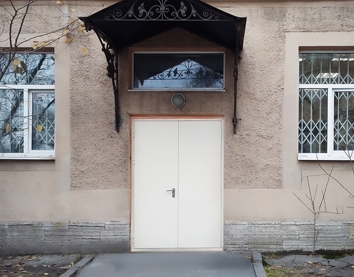 Дверь на входе в здание Дверь на входе в здание